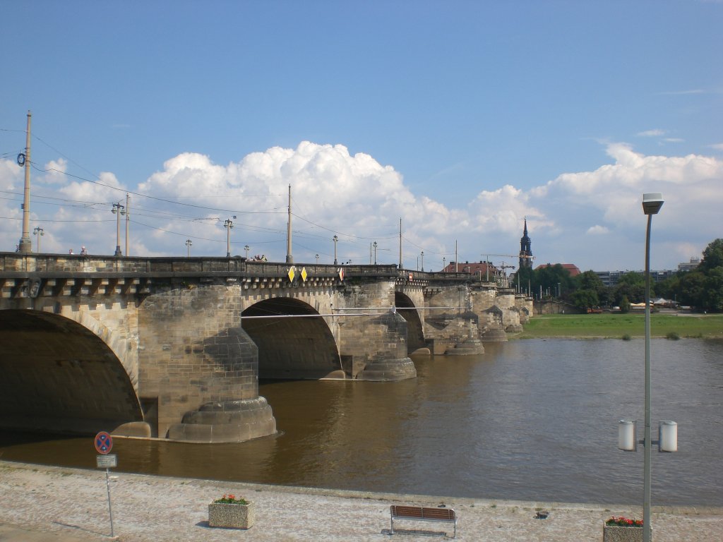 Die Augustusbrcke verbindet die Dresdner ALtstadt und Dresden-Neustadt.(27.7.2011)
