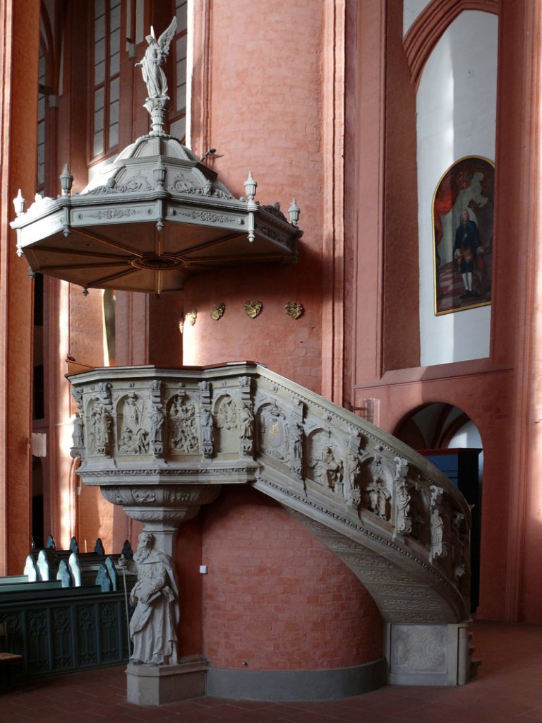 Die aus schsischem Elbsandstein bestehende Kanzel, 1602 von dem Pirnaer Daniel Schwenke geschaffen mit Apostel Paulus als Sttzfigur; Bachkirche St. Michaelis, Lneburg; 28.12.2009
