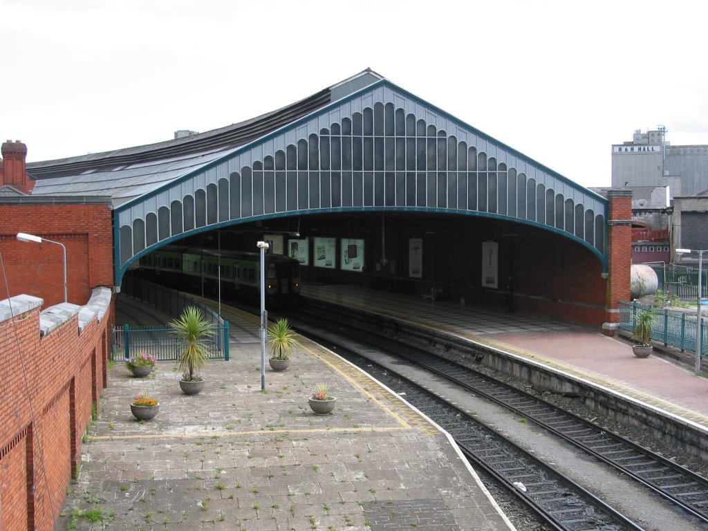 Die Bahnsteighalle von Cork, aufgenommen am 2. September 2004.