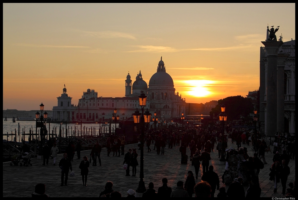 Die barocke Kirche Santa Maria della Salute in Venedig am Abend des 17.11.2012.