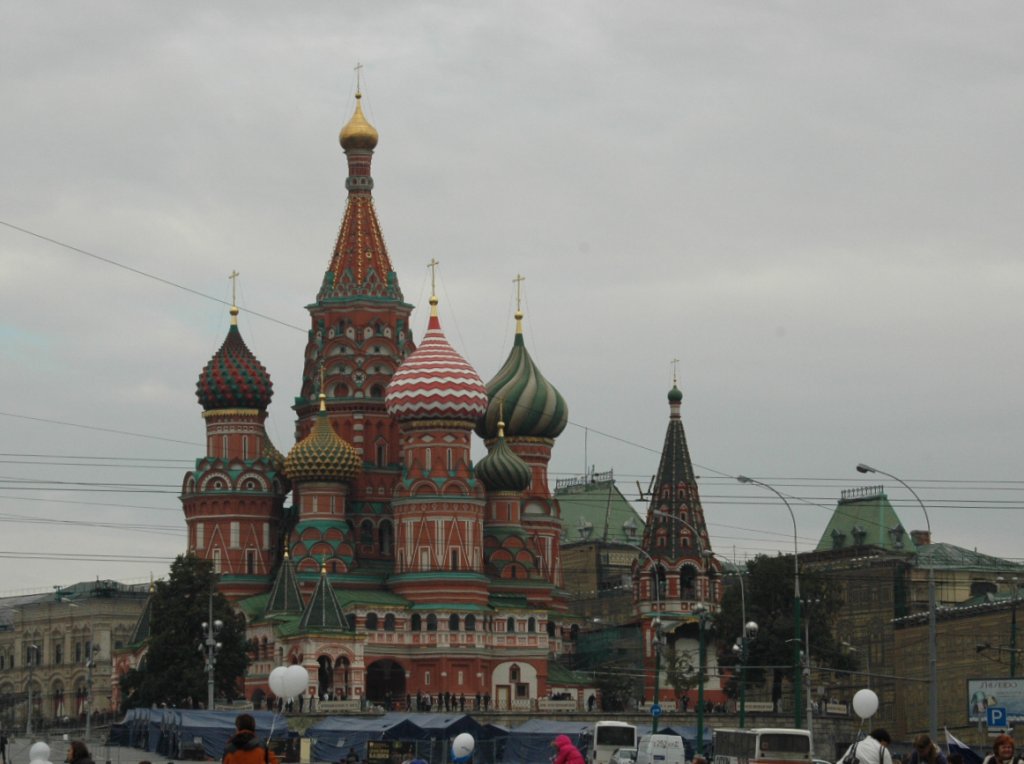 Die Basilius Kathedrale, eines der schnsten Gebude am Roten Platz in Moskau, gesehen am 12.09.2010. Die Kathedrale wird heute als Museum fr Geschichte genutzt. Zur Zeit ist eine Ausstellung von Waffen aus der Zeit Iwan des Schrecklichen zu sehen. 