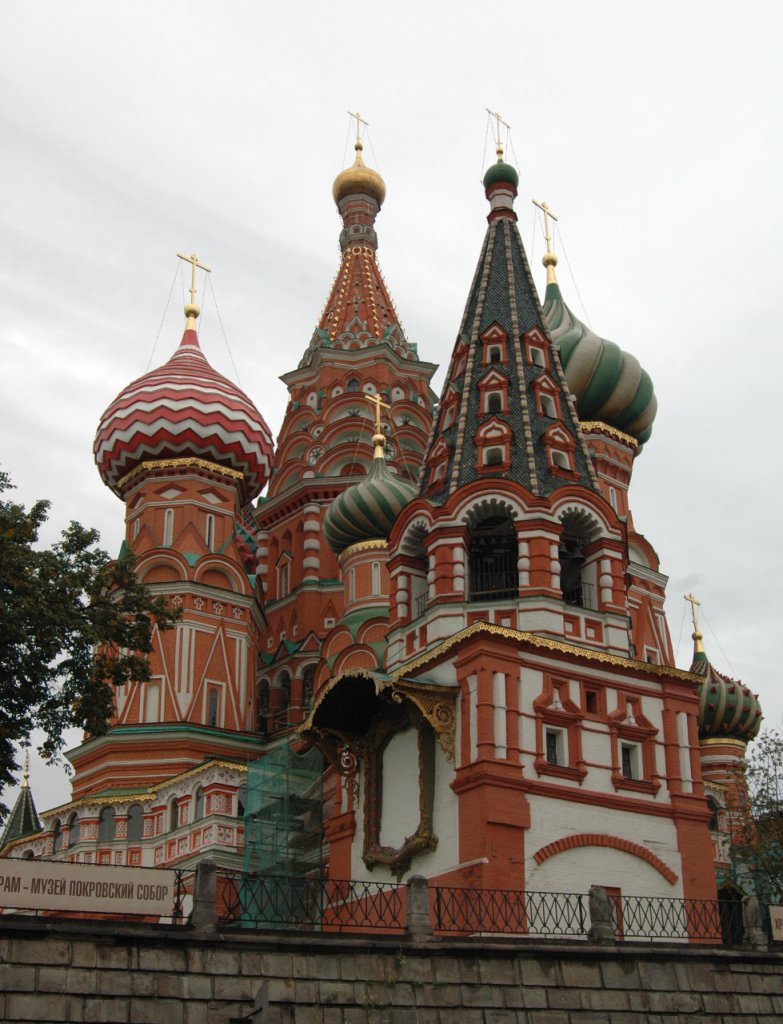 Die Basilius Kathedrale, eines der schnsten Gebude am Roten Platz in Moskau, gesehen am 12.09.2010. Die Kathedrale wird heute als Museum fr Geschichte genutzt. Zur Zeit ist eine Ausstellung von Waffen aus der Zeit Iwan des Schrecklichen zu sehen. 