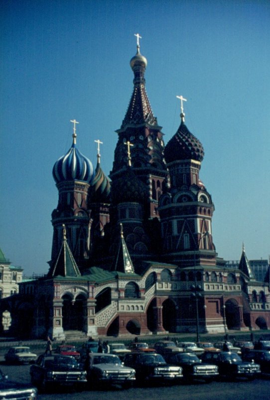 Die Basilius Kathedrale in Moskau auf dem Roten Platz mit davor geparkten Staatskarossen im September 1981