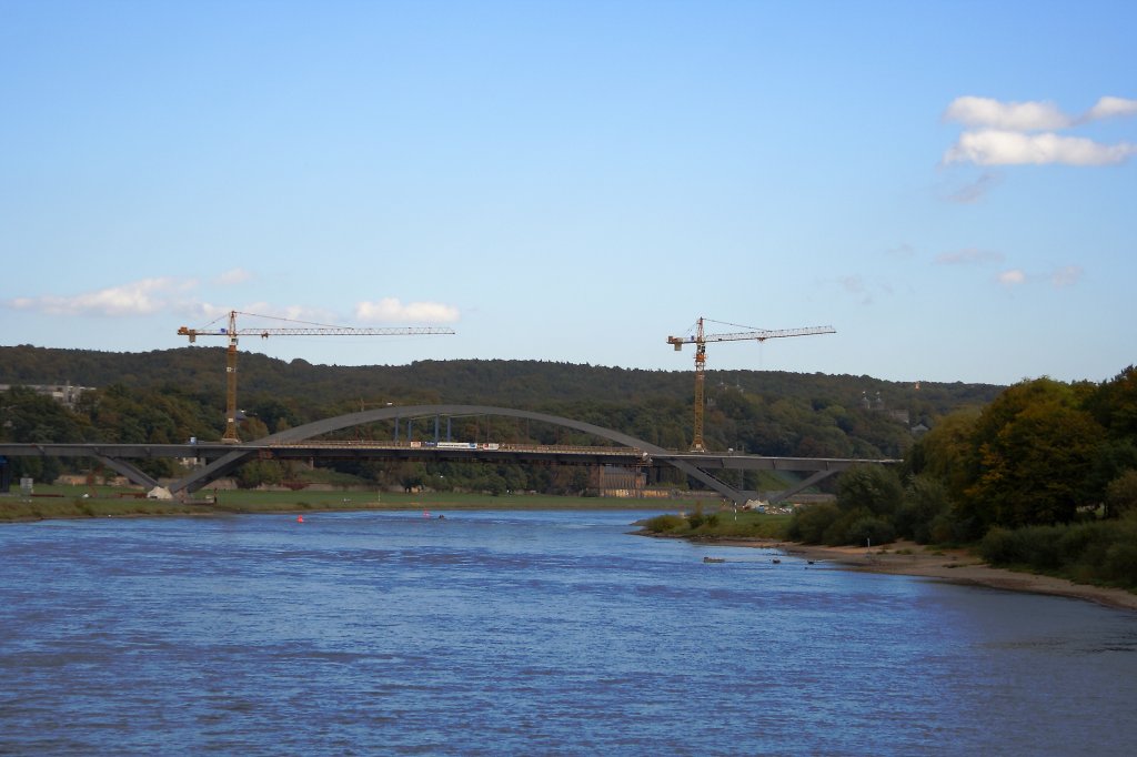 Die Baustelle der umstrittenen Dresdener  Waldschlchenbrcke , aufgenommen am 06.10.2011 vom Motorschiff  August der Starke  aus. Auch wenn dieses Bauwerk verkehrstechnisch notwendig ist, scheint es mir vom Design her doch nicht so recht in die ansonsten eher barocke Architektur der Stadt zu passen! Ist aber nur meine persnliche Meinung!!