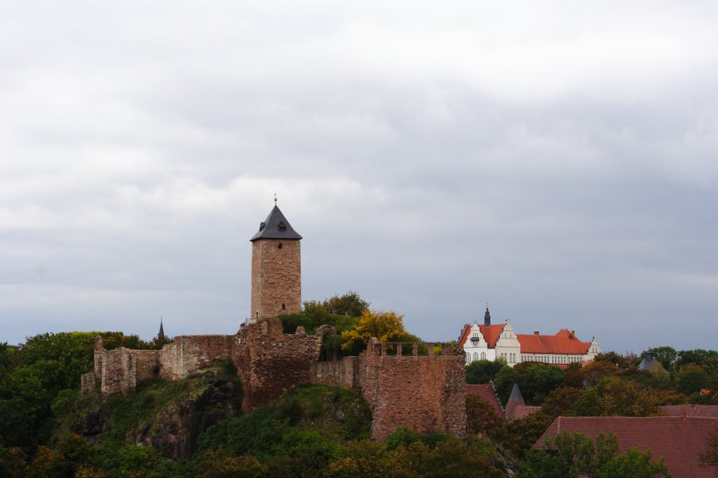 Die bekannte Burg Giebichenstein, hoch ber der Saale im Stadtgebiet von Halle. Das weie Gebude rechts ist das Thomas-Mntzer-Gymnasium. (Aufnahme vom 05.10.2011)