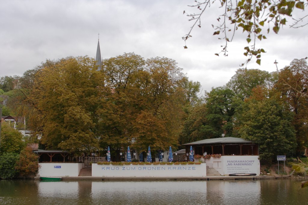 Die bekannte Traditions-Gaststtte  Krug zum grnen Kranze  in Halle-Krllwitz, direkt an der Saale und gegenber der Burg Giebichenstein gelegen. Hier verfasste Wilhelm Mller 1821 den Text zu dem gleichnamigen bekannten Volkslied. (Aufnahme vom 05.10.2011)