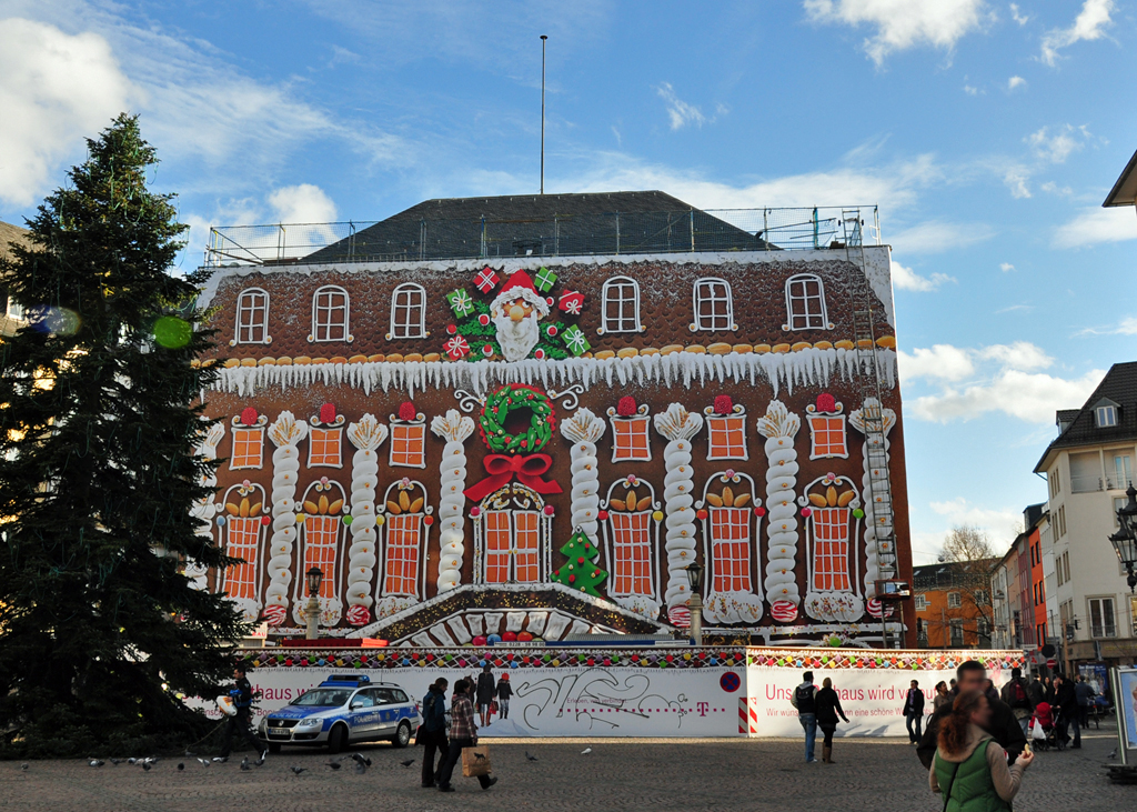 Die Bonner lassen sich immer etwas Neues einfallen, um die Renovierungsarbeiten am Rathaus zu  kaschieren . Diesmal als Lebkuchenhaus-Verkleidung. 08.01.2011