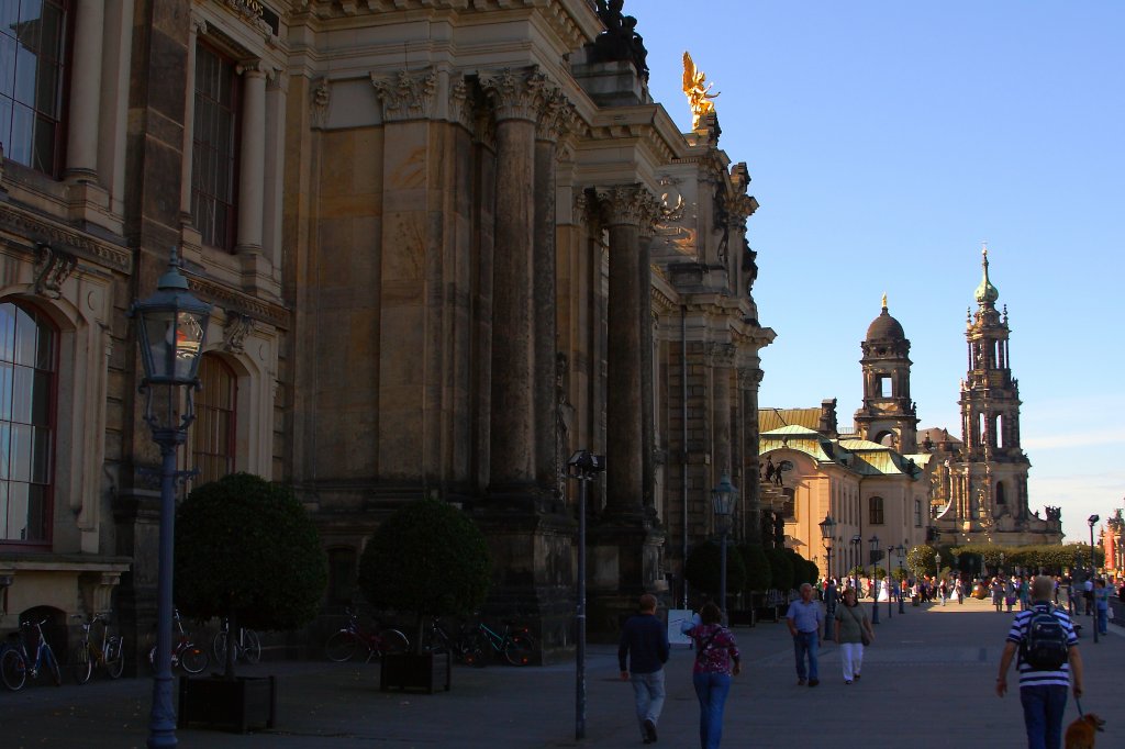 Die Brhlsche Terrasse in Dresden, aufgenommen am 06.10.2011. Im Hintergrund sind Residenzschlo und Hofkirche zu sehen. Das Gebude links beherbergt die Akademie der Bildenden Knste.