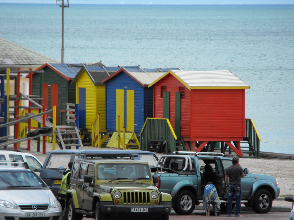 Die bunten Badehaeuser heben sich von weit her sichtbar ab. Muizenberg, 20.11.2010
