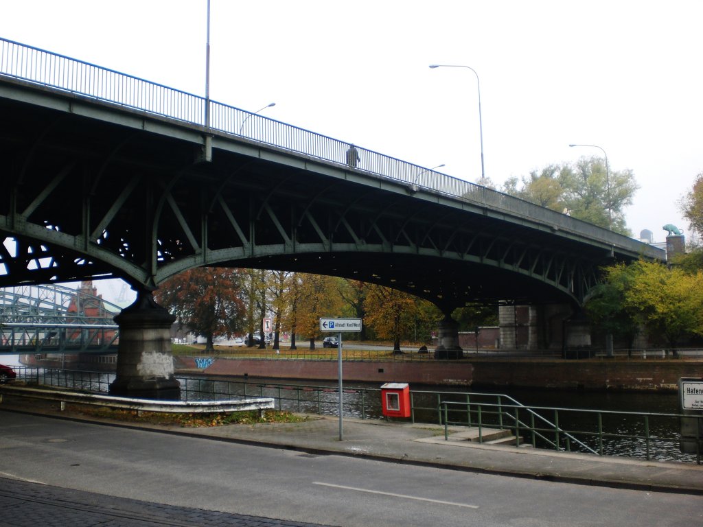 Die Burgtorbrcke in Lbeck.(24.10.2009)