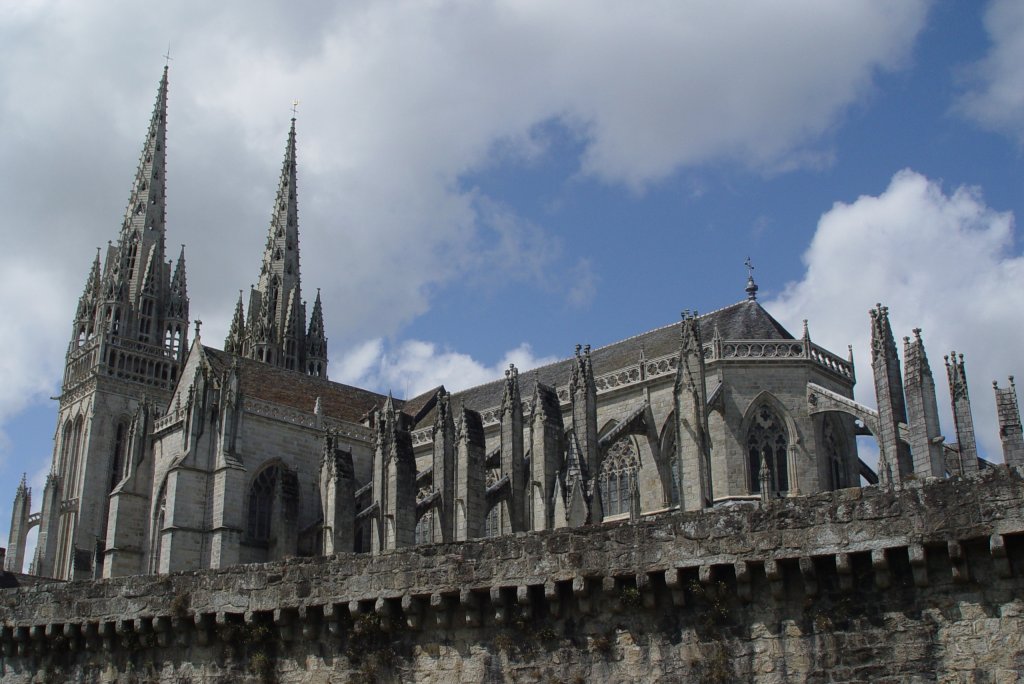 Die Cathdrale Saint Corentin in Quimper am 23.07.2009. Begonnen im Jahr 1240 wurde der Bau mit der Errichtung der Kirchturmspitzen erst 1856 beendet. 