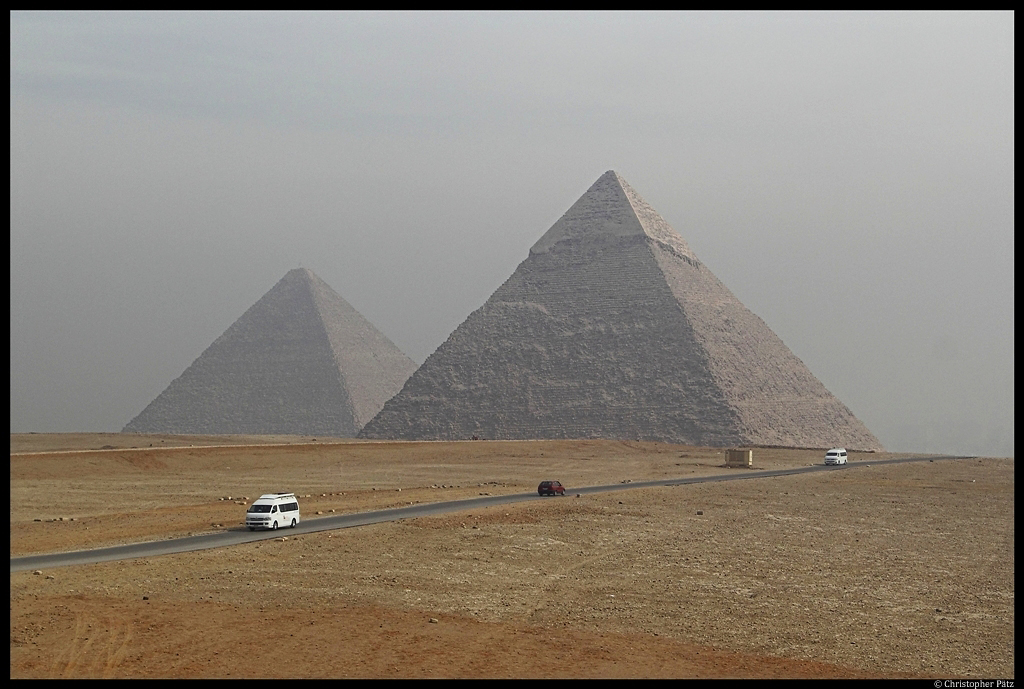 Die Cheopspyramide, mit einer Hhe von fast 140 m die grte Pyramide der Welt, und die nur unwesentlich kleinere Chephrenpyramide in Gizeh. (21.11.2012)