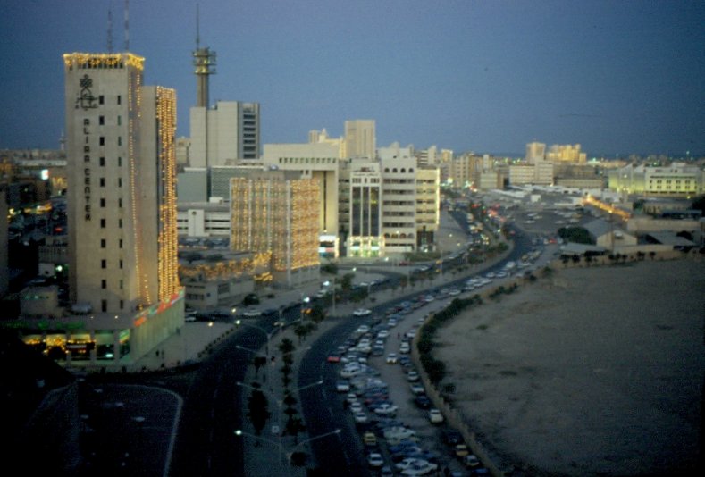 Die Dmmerung ist hereingebrochen in Kuwait und die Beleuchtung wurde an einigen Gebuden bereits eingeschaltet. (Februar 1986)