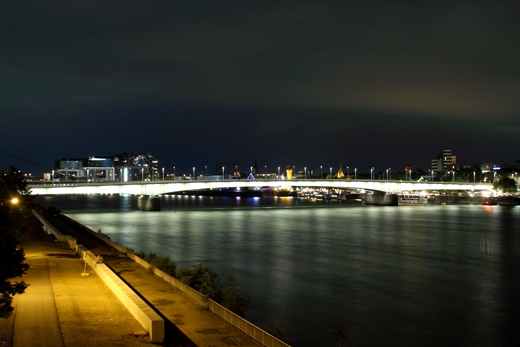 Die Deutzer Brcke in Kln bei Nacht. (14.8.2011)