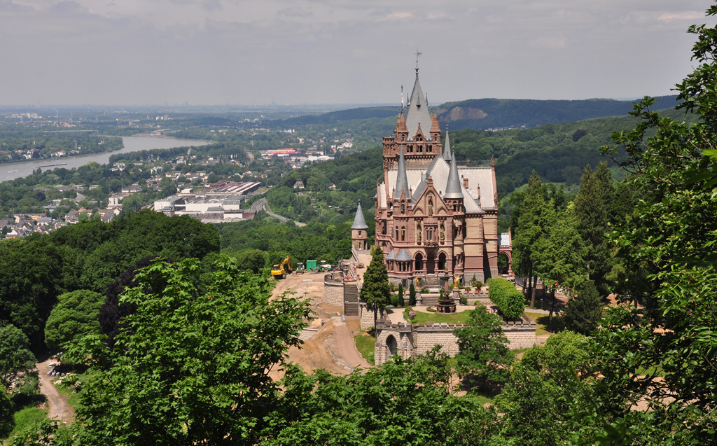 Die Drachenburg, vom Drachenfels aus fotografiert. Im Hintergrund der Rhein und Bonn - 13.06.2010