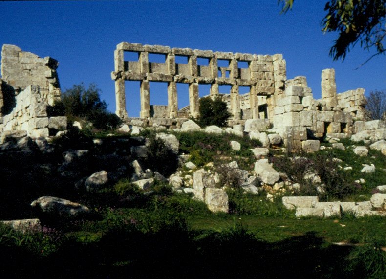 Die dreigeschossige Residenz in der Klosteranlage von Deir Seman bei Aleppo, in dem Simeon Stylitis der ltere, bekannt als der  Sulenheilige  lebte und verehrt wurde. (Dia gescannt von 1992)