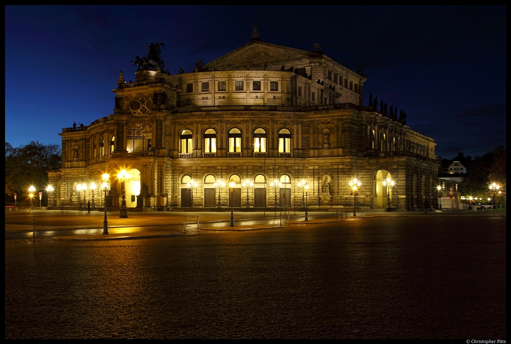 Die Dresdner Semperoper in der Abenddmmerung. (02.11.2012)