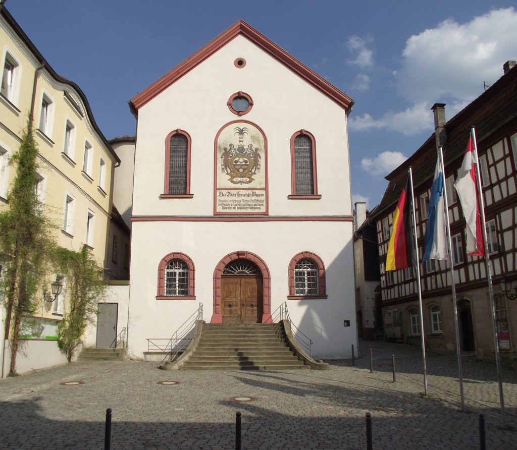 Die ehemalige Markthalle in der Kronacher Altstadt. Das Gebäude wurde 1512 durch einen Umbau des Alten Rathauses errichtet und wird heute hauptsächlich für Veranstaltungen und Ausstellungen genutzt.