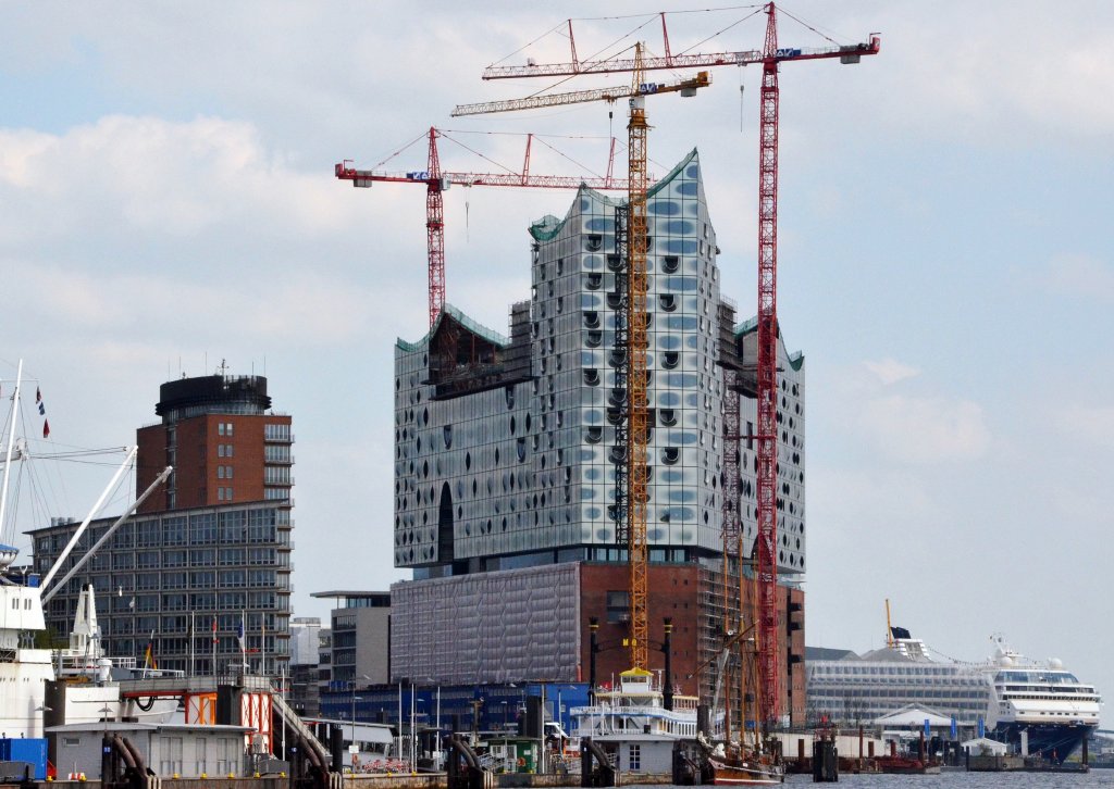 Die Elbphilharmonie Hamburg kurz vor der Fertigstellung am 05.05.2013.(Hamburgs Finanz-Millionengrab) 