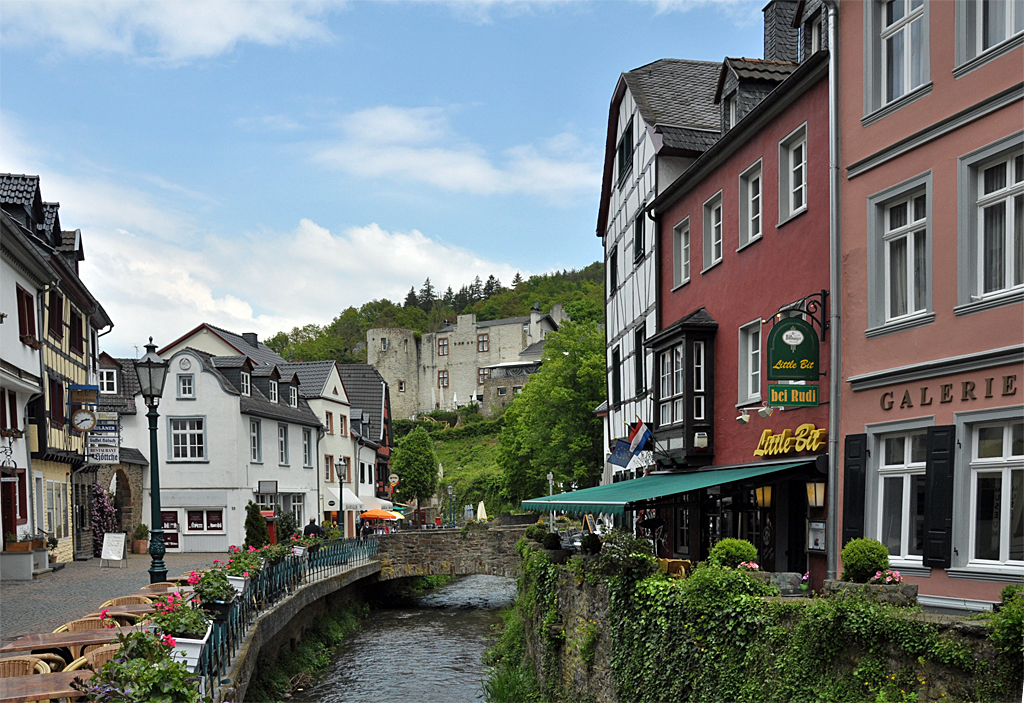 Die Erft durch Bad Mnstereifel, im Hintergrund die Burg - 25.05.2013