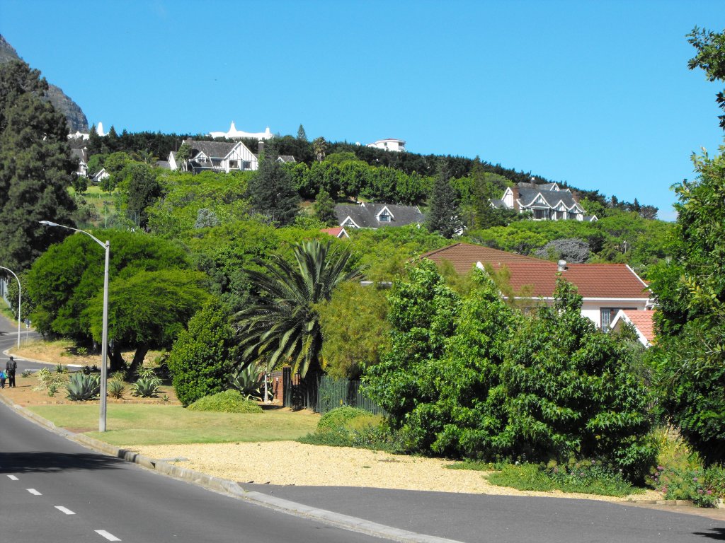 Die etwas betuchteren Zeitgenossen residieren auf  Spanish Farm , auch  Teutonenhuegel  genannt, hoch ueber dem Talboden mit Panoramasicht. Somerset West, 28.11.2010
