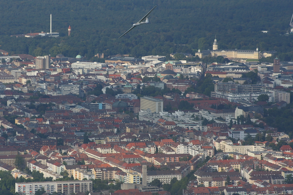 Die Fcherstadt Karlsruhe mit dem berhmten Schloss aus der Luft (05.09.10)