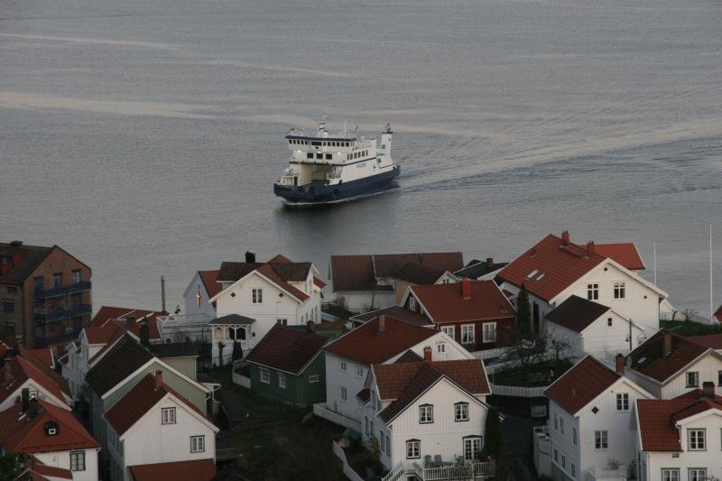 Die Fhre von den vorgelagerten Inseln erreicht in Krager das Festland; 21.09.2009