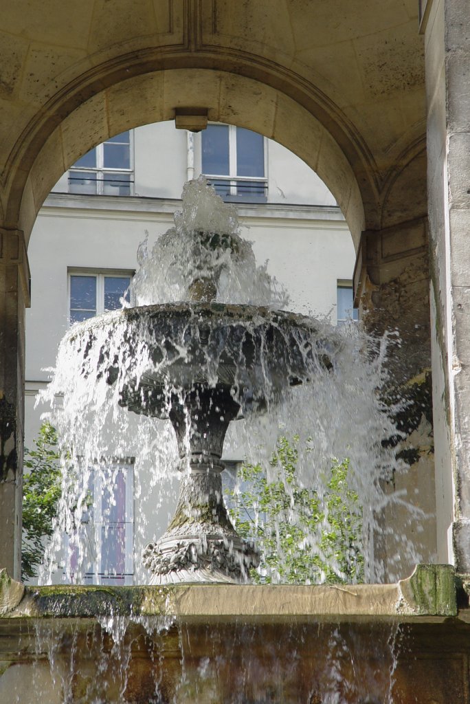 Die Fontaine des Innocents aus dem 18. Jahrhundert auf der Place Joachim-du-Bellay, heute Place des Innocents, am 15.07.2009