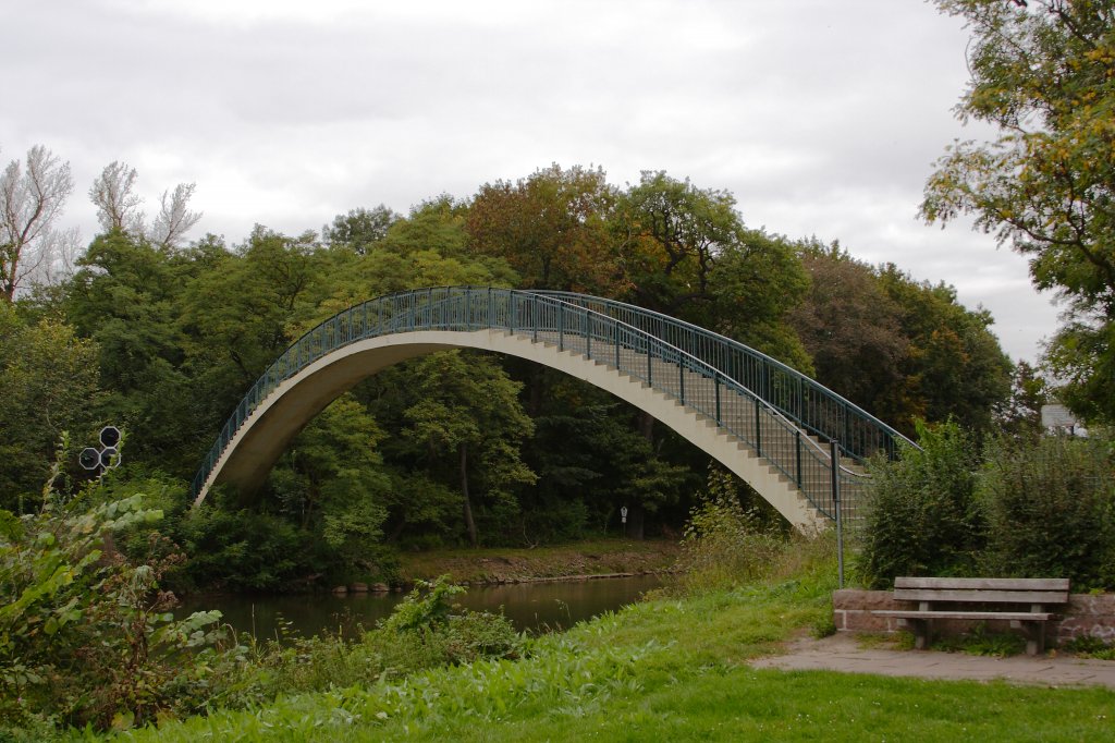 Die Forstwerder-Brcke (auch Katzenbuckelbrcke genannt) in Halle-Trotha. Sie berspannt den Mhlen- und Schleusengraben der Saale im Norden Halles, welche angelegt wurden, um das Trothaer Stauwehr zu umgehen. Das Gelnde jenseits der Brcke wurde dadurch zur Insel, nach deren Namen die Brcke auch benannt wurde.
(Aufnahme vom 05.10.2011)