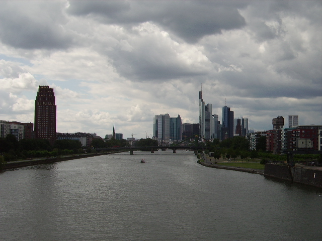 Die Frankfurter Skyline von der Osthafenbrcke aus fotografiert am 11.07.09