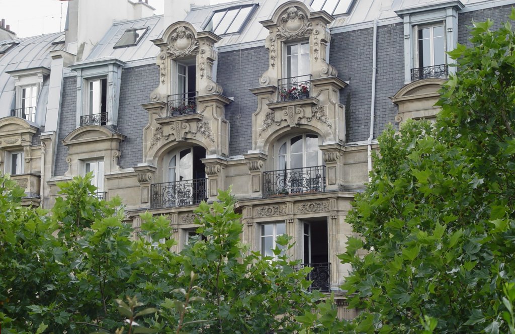 Die franzsischen Baumeister und Architekten Francois und Jules Mansart haben die nach ihnen benannten Mansardendcher in Paris populr gemacht. Diese ziehen sich ber ein, zwei oder gar drei Stockwerke hin. Manche von ihnen sind mit kunstvollen Einfassungen versehen. (16.07.2009)