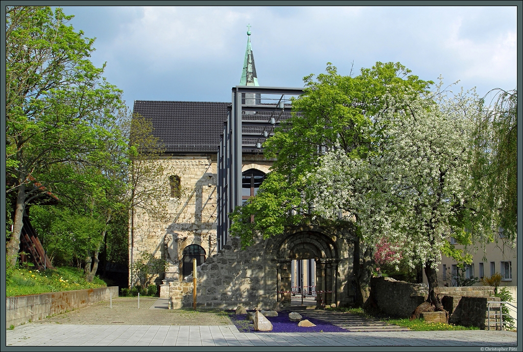 Die Frauenbergkirche zhlt zu den ltesten Bauwerken der Stadt Nordhausen. Um 1150 wurde an dieser Stelle ein Frauenkloster gegrndet, von dem heute nur noch ein Teil der Frauenbergkirche  St. Mariae novi operis  erhalten ist. Das Langschiff der Kirche und die noch erhaltenen Wirtschaftsgebude aus dem 13. Jahrhundert wurden bei der Bombardierung der Stadt 1945 zerstrt. Die 2004 errichtete Stahltrgerkonstruktion soll an den zerstrten Kirchenteil erinnern. (06.05.2013)