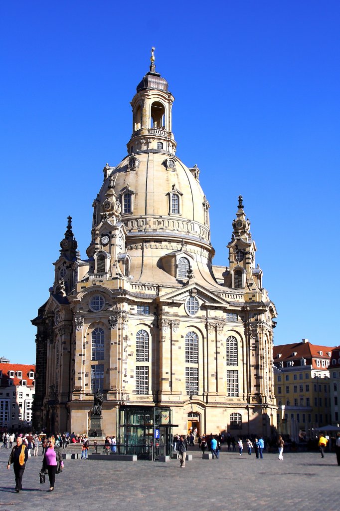 Die Frauenkirche in Dresden, erbaut 1726-1743 nach Plnen von George Bhr. In der Nacht vom 13. zum 14.02.1945 durch den verheerenden alliierten Bombenangriff auf Dresden schwerst beschdigt und am 15.02.1945 infolgedessen total eingestrzt, diente die Ruine zu DDR-Zeiten als Mahnmal gegen den Krieg. Nach der politischen Wende und der glcklichen Wiedervereinigung Deutschlands, wurde dieses architektonische Meisterwerk von internationalen Fachleuten in mhevoller Kleinarbeit und mit gewaltigem finanziellen Aufwand wieder aufgebaut und prgt seither erneut, weithin sichtbar, eindrucksvoll das Stadtbild Dresdens! (Aufnahme vom 06.10.2011)