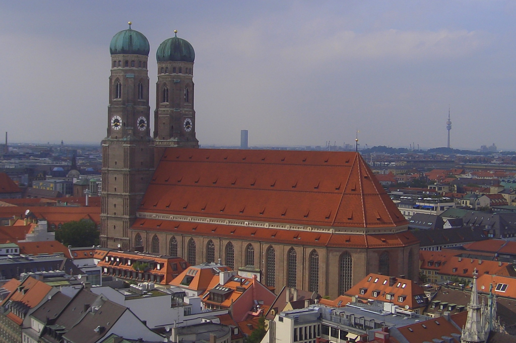 Die Frauenkirche in Mnchen mit den beiden Zwiebeltrmen (28.08.07)
