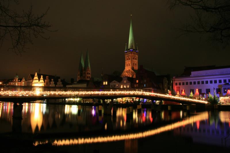 Die Fugngerbrcke ber die Trave am Holstentor mit der Petrie- und Marienkirche im Hintergrund; 26.12.2011