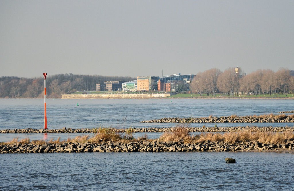 Die Gebäude des  Bonner Bogens  vom Niederkasseler Ufer aus gesehen - 20.11.2009