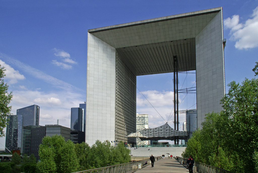 Die Grande Arche im Broviertel La Dfense vom Westen aus gesehen. Aufgenommen 3.5.2011.