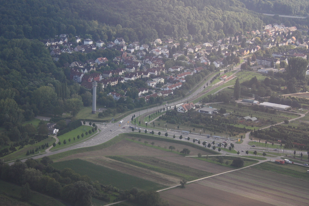 Die groe Kreuzung, die zu den Drfern Hohenwettersbach, Wolfartsweier, Durlach und Karlsruhe Innenstadt fhrt, von den Karlsruhern  Zndhtle  genannt, aus der Luft (18.09.10) 