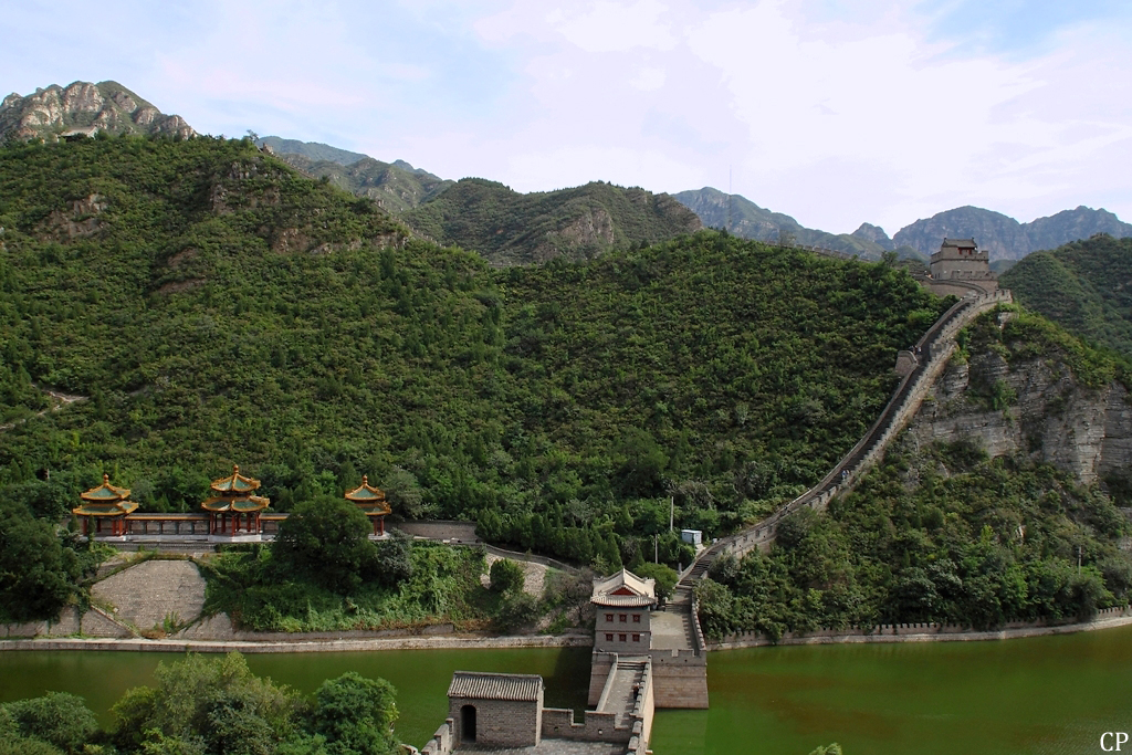 Die Groe Mauer windet sich bei Badaling den Berg hinauf. (18.9.2011)