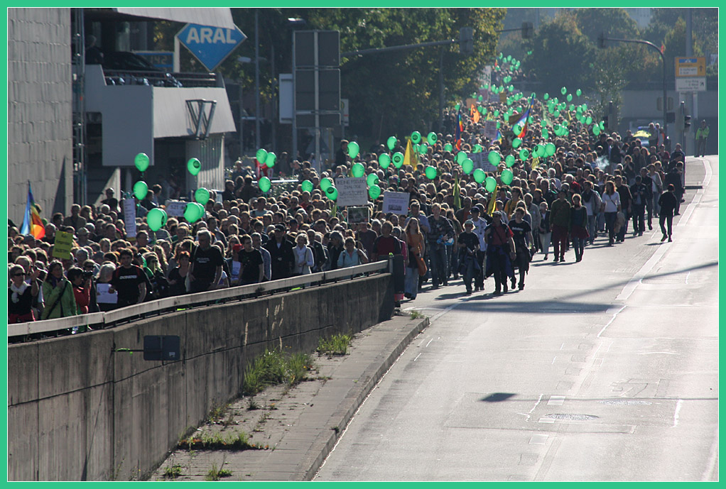 Die grnen Luftballone ziehen durch Stuttgart, am 9.10.2010 wohl soviele wie noch nie bisher. (Matthias)