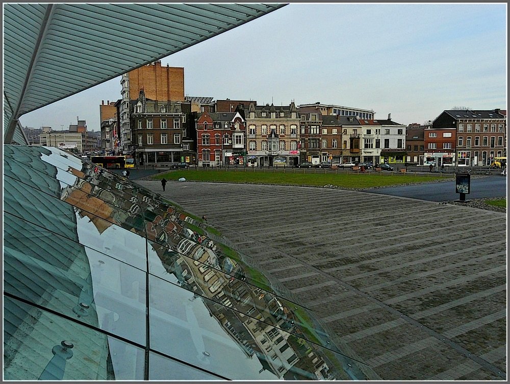 Die Huser des Quartier des Guillemins in Lttich spiegeln sich im glsernen berdach des riesigen Fremkrpers, der nicht so recht zu den Arbeiterhusern der frheren Industriestadt passen will. 16.01.10 (Jeanny) 