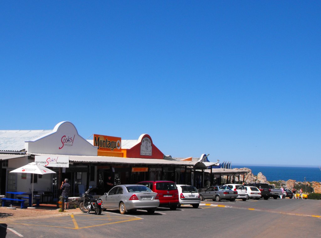 Die Haeuserzeile am unteren Ende der Harbour Road in Kleinmond, beherbergt Boutiquen und Restaurants. Kleinmond, 29.09.2010