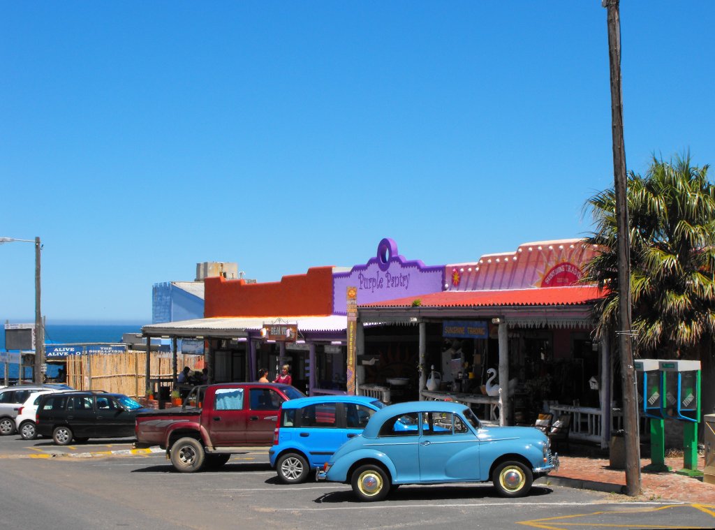 Die Harbour Road ist der Sammelplatz der Touristen in Kleinmond. An einem Wochentag um die Mittagszeit sind die Parkplaetze gut besetzt. Kleinmond, 29.09.2010