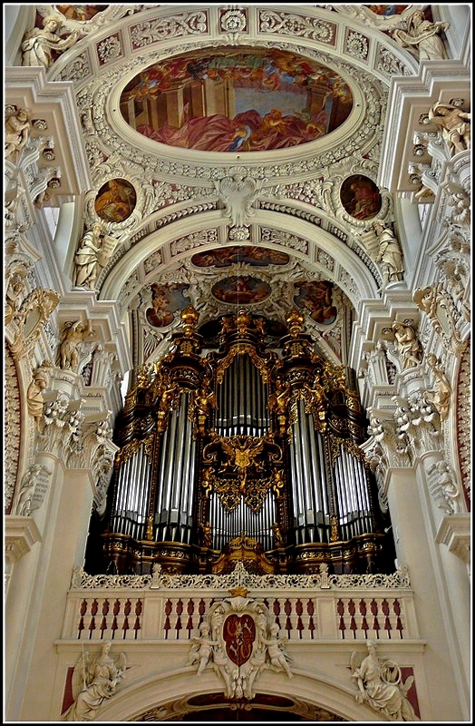 Die Hauptorgel auf der Westempore des Passauer Domes St. Stephan, die in den Jahren 1978 - 1984 und 1993 von der Orgelbaufirma Eisenbarth aus Passau gebaut wurde. Mit den anderen vier Orgeln mit zusammen 233 Registern und 17.794 Pfeifen bildet sie die grte Domorgel der Welt. 16.09.2010 (Jeanny)



