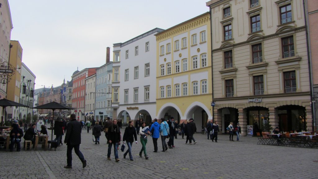 Die Hauptstrae von Rosenheim mit vielen Einkaufsgeschften.(3.3.2012)