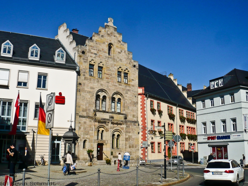 Die heutige Marktapotheke ist das bedeutendste romanische und das zweitlteste noch erhaltene Steingebude in Saalfeld. Es wurde um 1170 errichtet und ist damit vermutlich das lteste Apothekenhaus Deutschlands. Ursprnglich diente es jedoch als Verwaltungsgebude der Stadtherren, bis schlielich an der gegenberliegenden Seite des Marktplatzes das heutige Rathaus errichtet wurde.