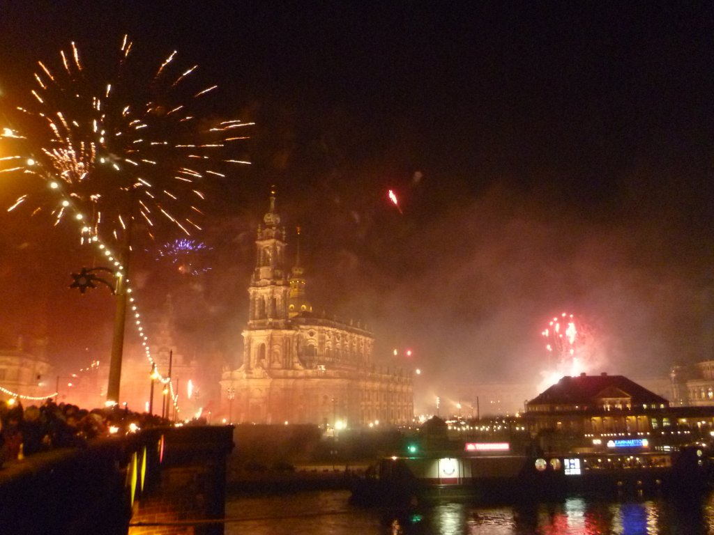 Die Hofkirche in Dresden, am 01.01.13 beim Feuerwerk.