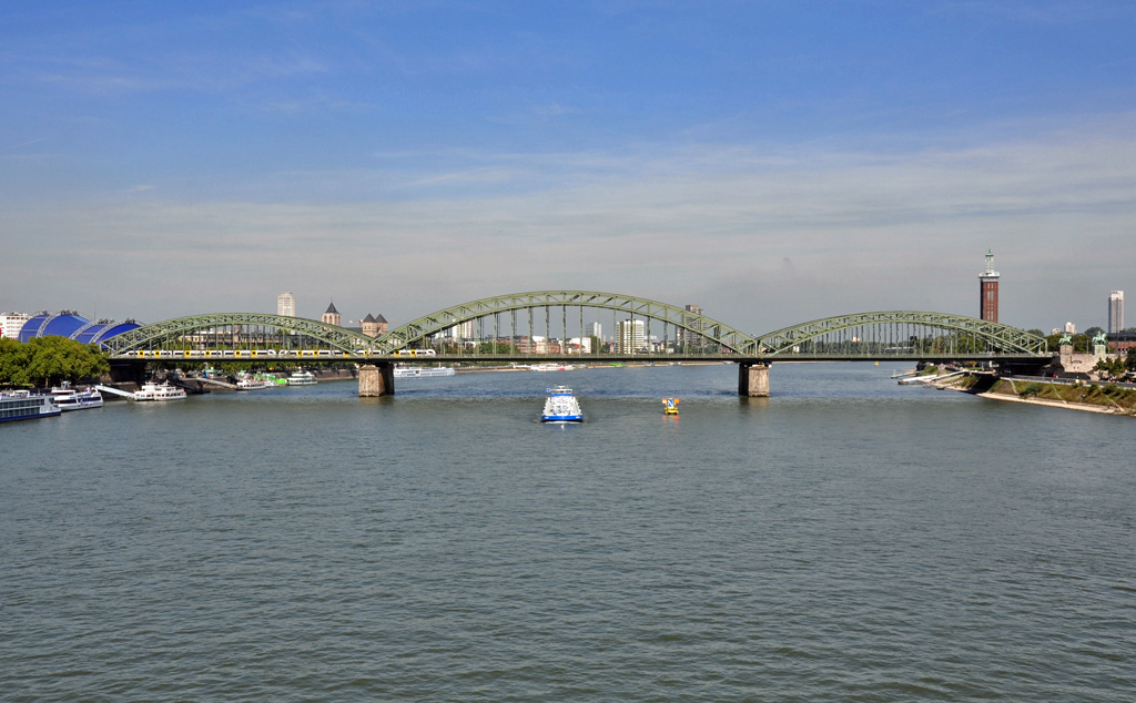 Die Hohenzollernbrcke (Eisenbahnbrcke) in Kln, links ein Teil des Musical Doms und rechts Messeturm in K-Deutz. 21.09.2010