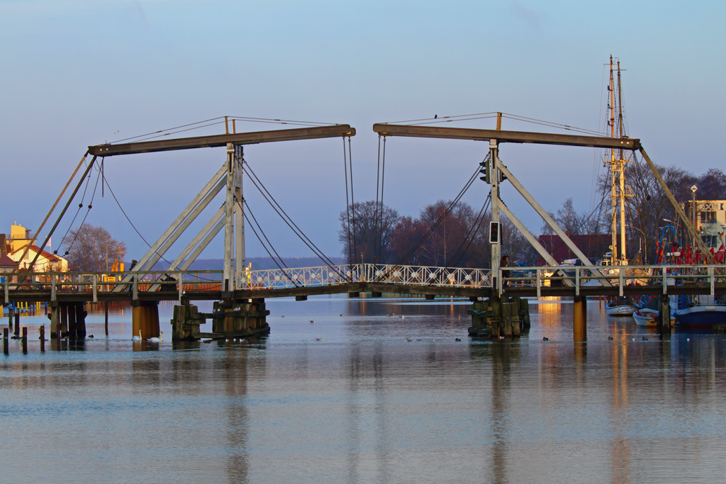 Die Holzklappbrcke ber den Fluss Ryck im Fischerdorf Wieck bei Greifswald. - 26.01.2012
