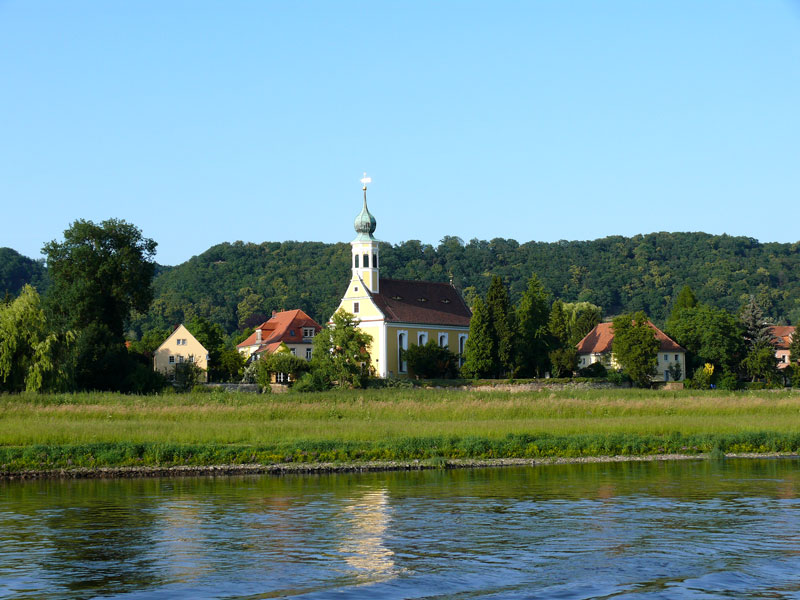 Die Hosterwitzer Kirche im Abendlicht (von einem Dampfer auf der Elbe gesehen); 17.06.2009
